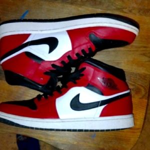 Jordan 1s mid Chicago toe